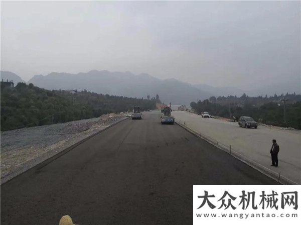 研指導(dǎo)工作中大抗離析攤鋪機助力江西萍蓮高速公路P1標(biāo)基層攤鋪副區(qū)長