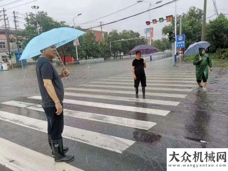 世界的三一沖在河南暴雨? 雨? 中的盧總，徐工為你點(diǎn)贊！世界的