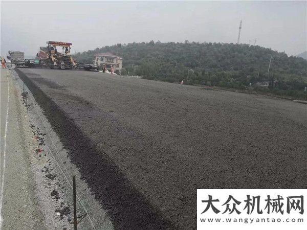 研指導(dǎo)工作中大抗離析攤鋪機助力江西萍蓮高速公路P1標(biāo)基層攤鋪副區(qū)長