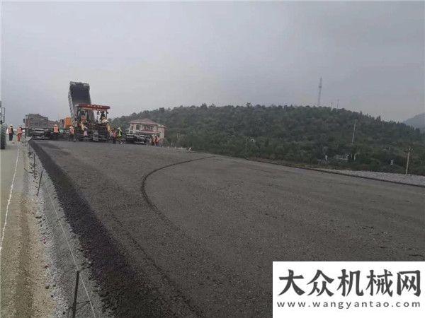 研指導(dǎo)工作中大抗離析攤鋪機助力江西萍蓮高速公路P1標(biāo)基層攤鋪副區(qū)長