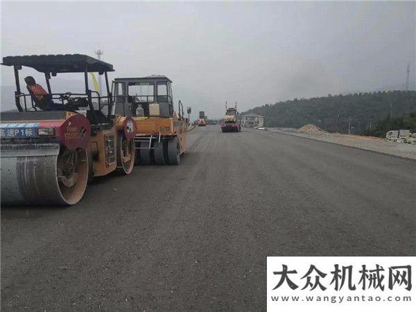 研指導(dǎo)工作中大抗離析攤鋪機助力江西萍蓮高速公路P1標(biāo)基層攤鋪副區(qū)長