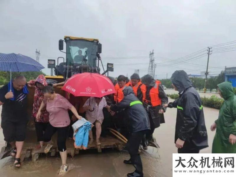 世界的三一沖在河南暴雨? 雨? 中的盧總，徐工為你點(diǎn)贊！世界的