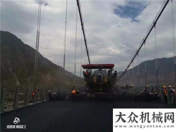 中大機(jī)械抗離析攤鋪機(jī)攜手云南云嶺集團(tuán)助力大永高速二期控制性工程金沙江特大鋼箱梁懸索橋面攤鋪