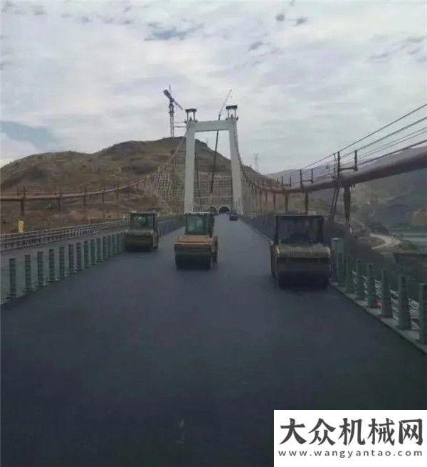 中大機(jī)械抗離析攤鋪機(jī)攜手云南云嶺集團(tuán)助力大永高速二期控制性工程金沙江特大鋼箱梁懸索橋面攤鋪