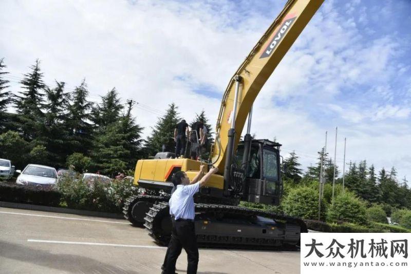 連尼選購記FR480E2-HD再交機(jī)，雷沃大型挖掘機(jī)“異軍突起”瑪連尼