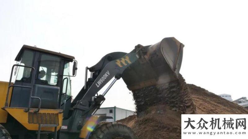 你需要了解【徐工匠人】鄧峰的十二載“登峰”路徐工叉