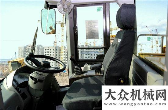 合金運(yùn)油車高端大氣 逐鹿群雄—雷沃FL958H廈工楚