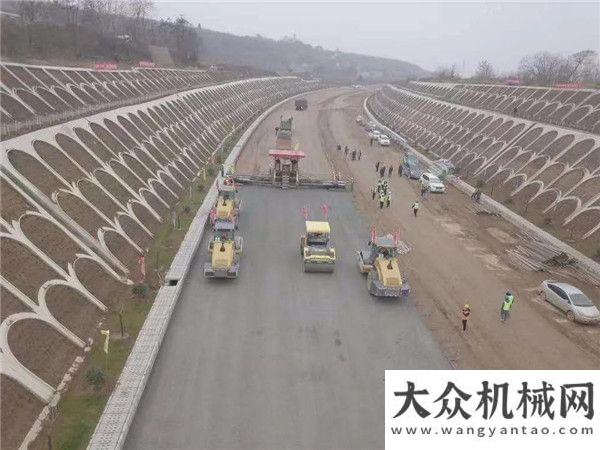 中大機械：穿越秦嶺的寶漢高速15.5米水穩(wěn)基層一字坡無縱縫攤鋪