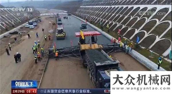 中大機械：穿越秦嶺的寶漢高速15.5米水穩(wěn)基層一字坡無縱縫攤鋪