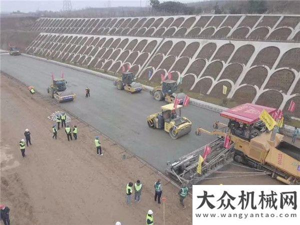 中大機械：穿越秦嶺的寶漢高速15.5米水穩(wěn)基層一字坡無縱縫攤鋪