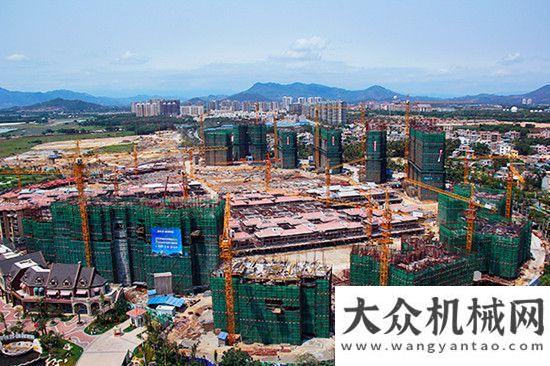 矗立云霞间南国之巅 徐工塔机群绘秀丽风景横跨长