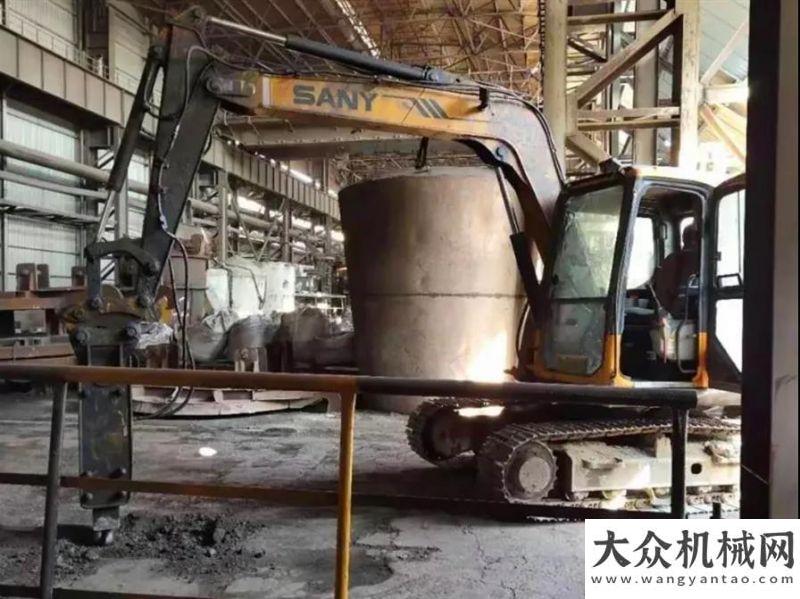 南三橋1000°C高溫從容作業(yè)，這臺三一挖掘機(jī)“火了”南方路