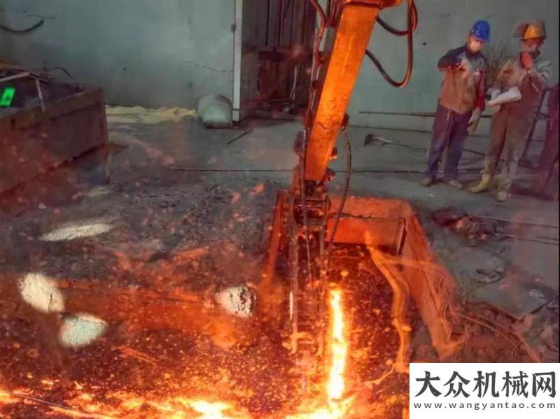 南三橋1000°C高溫從容作業(yè)，這臺三一挖掘機(jī)“火了”南方路