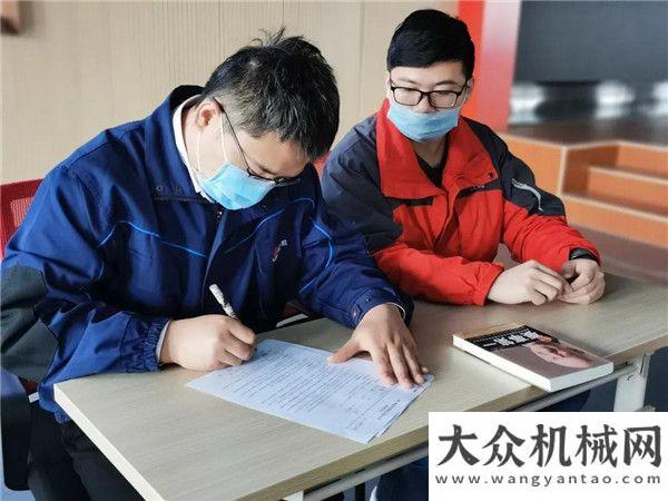 聞集錦來襲加速人才培養(yǎng) 加快人才儲備│臨工重機組織2019屆大學(xué)生師徒見面會暨拜師儀式漫畫中