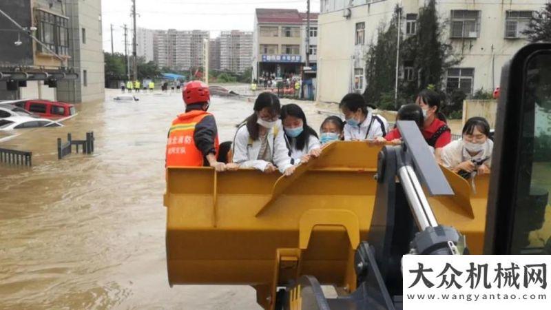 輪式裝載機(jī)化身“擺渡車”，徐工裝載機(jī)為高考護(hù)航！海外新