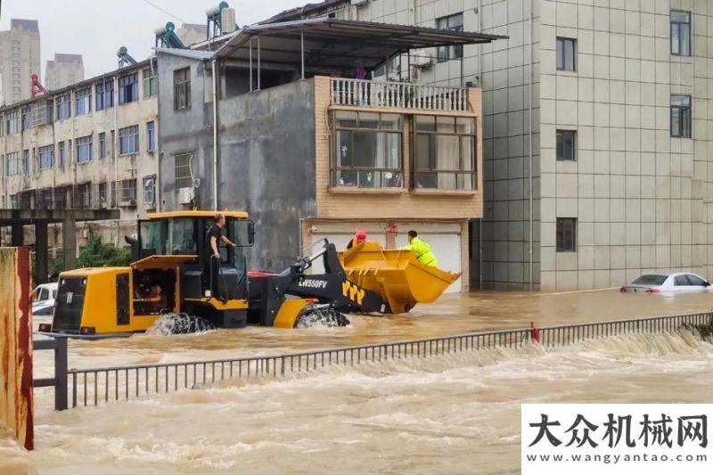 輪式裝載機(jī)化身“擺渡車”，徐工裝載機(jī)為高考護(hù)航！海外新