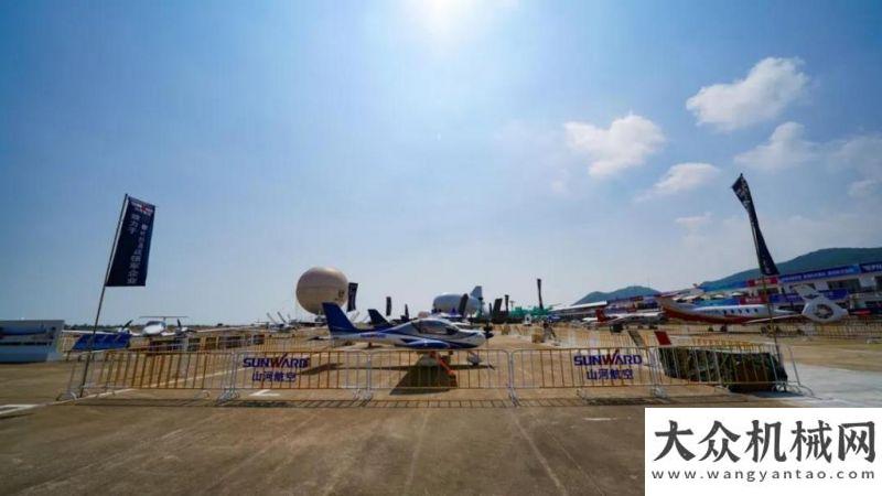 王滿電入場新機、飛行表演…2021航展山河航空秀給你看柳工裝