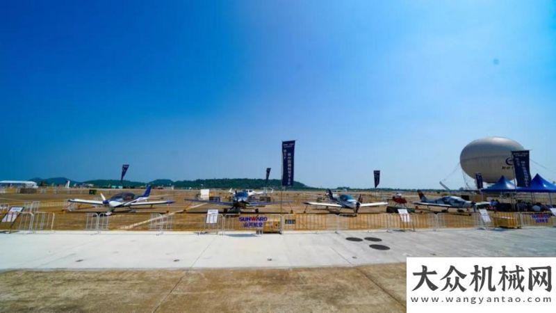 王滿電入場新機、飛行表演…2021航展山河航空秀給你看柳工裝