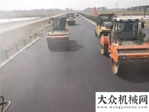 中大抗離析攤鋪機(jī)助力周南高速3標(biāo)、4標(biāo)河南公路工程共建品質(zhì)工程