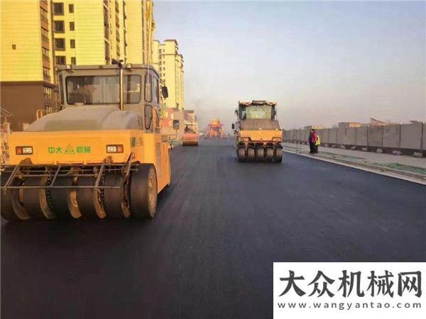 投賽富跟投中大機(jī)械成功進(jìn)行市政道路天然瀝青路面攤鋪徐工漢