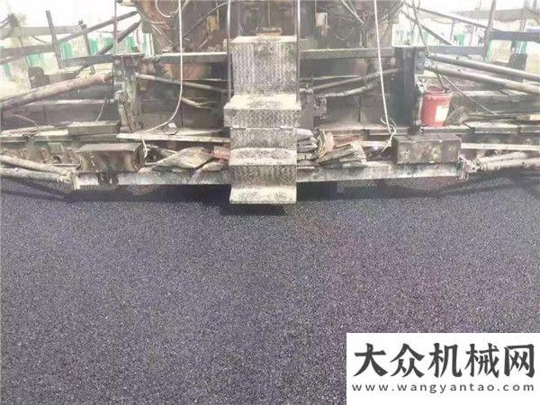 中大抗離析攤鋪機(jī)助力周南高速3標(biāo)、4標(biāo)河南公路工程共建品質(zhì)工程