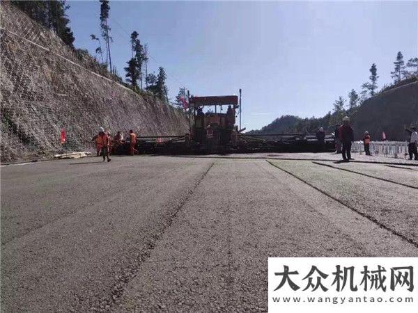 鋒平復(fù)沃土貴州都安高速LM4標(biāo)水泥穩(wěn)定碎石基層首件工程硬核鏡