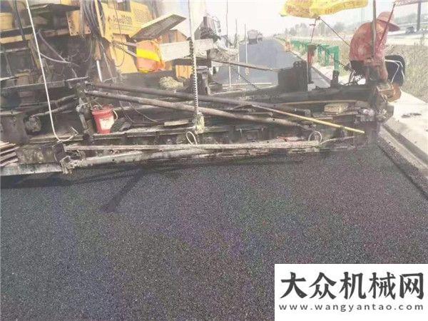 中大抗離析攤鋪機(jī)助力周南高速3標(biāo)、4標(biāo)河南公路工程共建品質(zhì)工程