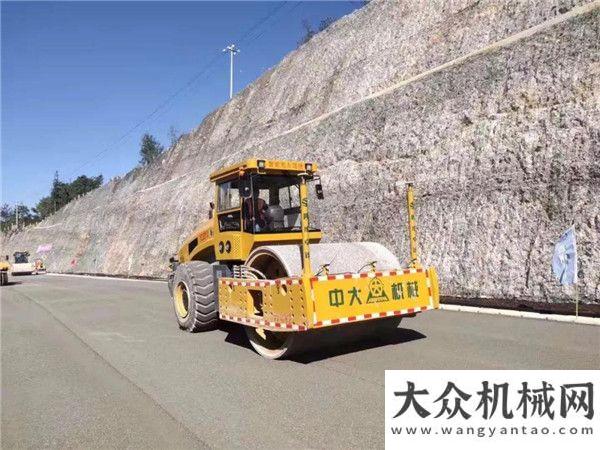 鋒平復(fù)沃土貴州都安高速LM4標(biāo)水泥穩(wěn)定碎石基層首件工程硬核鏡