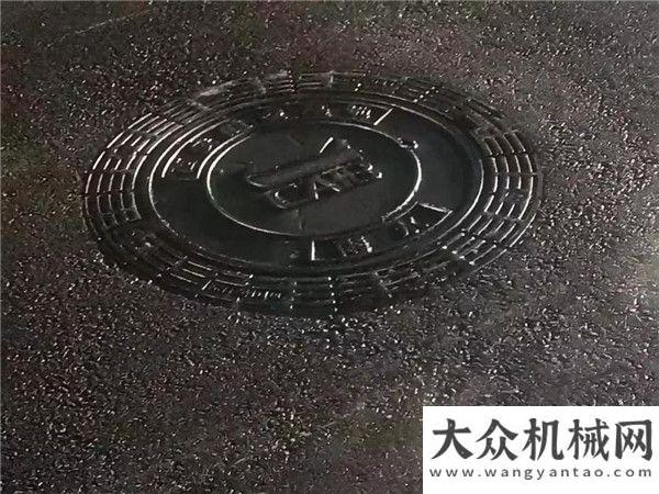 投賽富跟投中大機(jī)械成功進(jìn)行市政道路天然瀝青路面攤鋪徐工漢