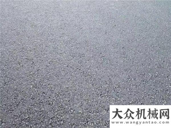 投賽富跟投中大機(jī)械成功進(jìn)行市政道路天然瀝青路面攤鋪徐工漢