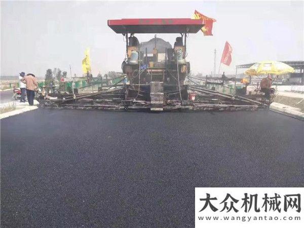 中大抗離析攤鋪機(jī)助力周南高速3標(biāo)、4標(biāo)河南公路工程共建品質(zhì)工程