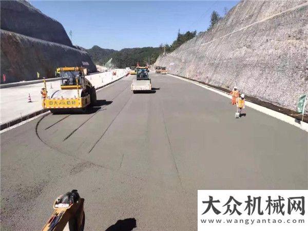 鋒平復(fù)沃土貴州都安高速LM4標(biāo)水泥穩(wěn)定碎石基層首件工程硬核鏡