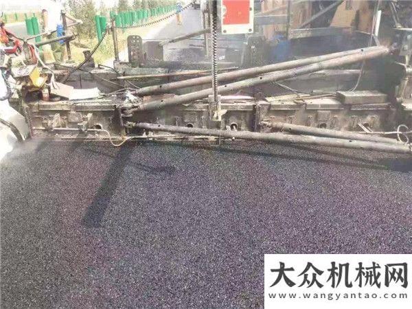 中大抗離析攤鋪機(jī)助力周南高速3標(biāo)、4標(biāo)河南公路工程共建品質(zhì)工程