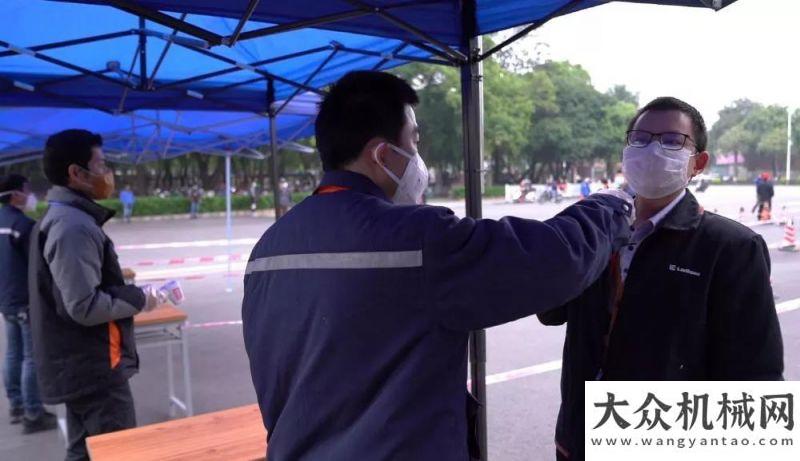 外防疫物資新華社報(bào)道：柳工一位車間班長復(fù)工后的一天！大愛在