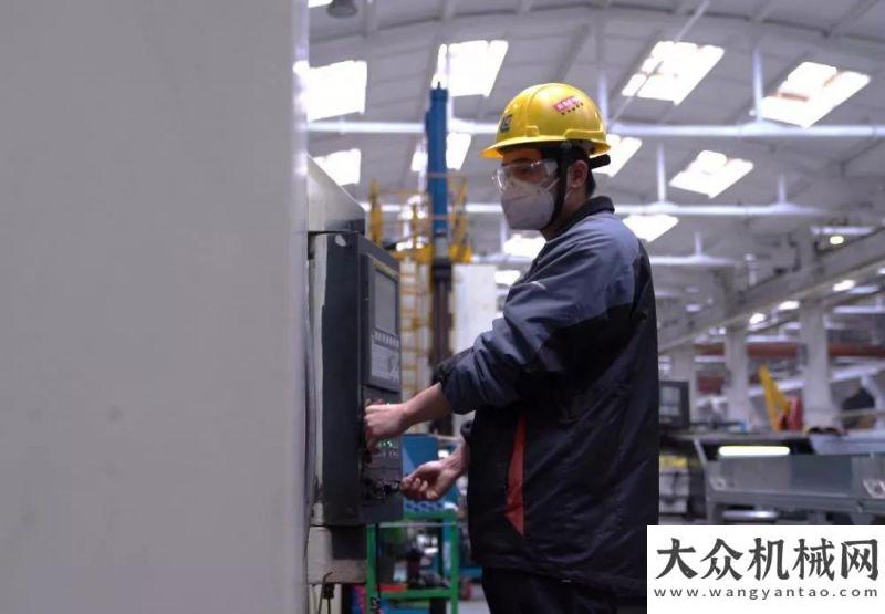 外防疫物資新華社報(bào)道：柳工一位車間班長復(fù)工后的一天！大愛在