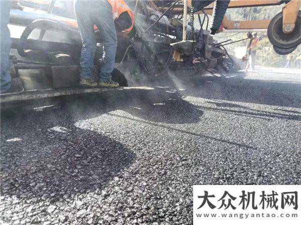 中大抗離析攤鋪機平鎮(zhèn)高速中面層試鋪成功！