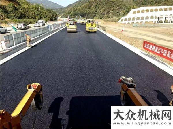 中大抗離析攤鋪機平鎮(zhèn)高速中面層試鋪成功！