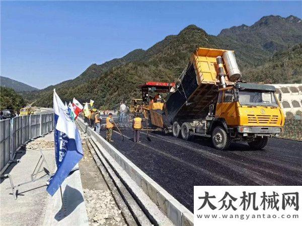 中大抗離析攤鋪機平鎮(zhèn)高速中面層試鋪成功！
