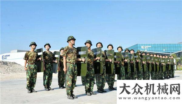 看超美挖機柳工舉辦“八一”建軍節(jié)民兵軍事技能大演練山河智