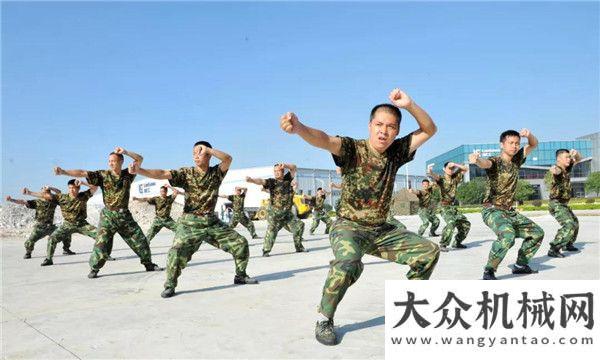 看超美挖機柳工舉辦“八一”建軍節(jié)民兵軍事技能大演練山河智