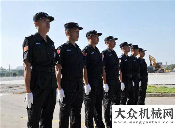 看超美挖機柳工舉辦“八一”建軍節(jié)民兵軍事技能大演練山河智