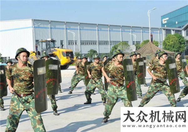 看超美挖機柳工舉辦“八一”建軍節(jié)民兵軍事技能大演練山河智