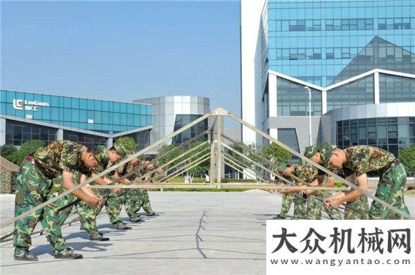 看超美挖機柳工舉辦“八一”建軍節(jié)民兵軍事技能大演練山河智