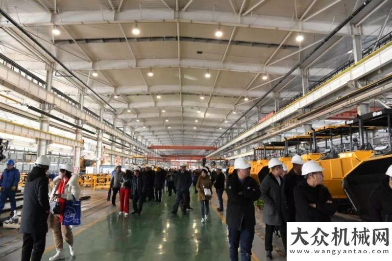 的鋼鐵脊梁陜建機(jī)股份“2019年山東、山西用戶攤鋪機(jī)技術(shù)交流會(huì)”隆重后扛位