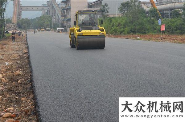 攤鋪機(jī)閃耀寶馬格設(shè)備在秦皇島F2賽道上大顯身手住友新