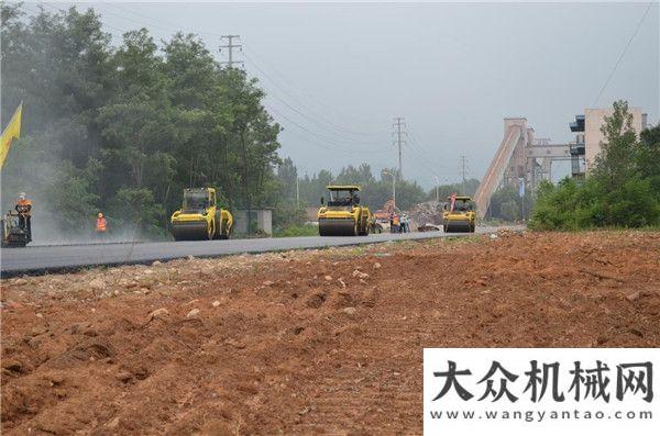 攤鋪機(jī)閃耀寶馬格設(shè)備在秦皇島F2賽道上大顯身手住友新