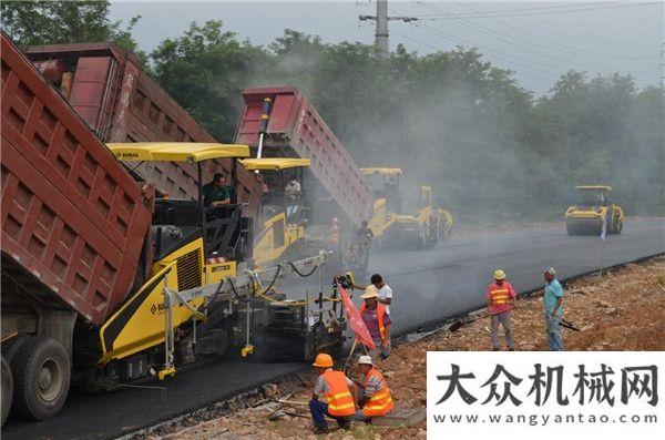 攤鋪機(jī)閃耀寶馬格設(shè)備在秦皇島F2賽道上大顯身手住友新