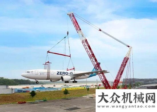 履共贏之路利勃海爾LR 1600/2履帶式起重機(jī)吊起空客A300型飛機(jī)徐工履