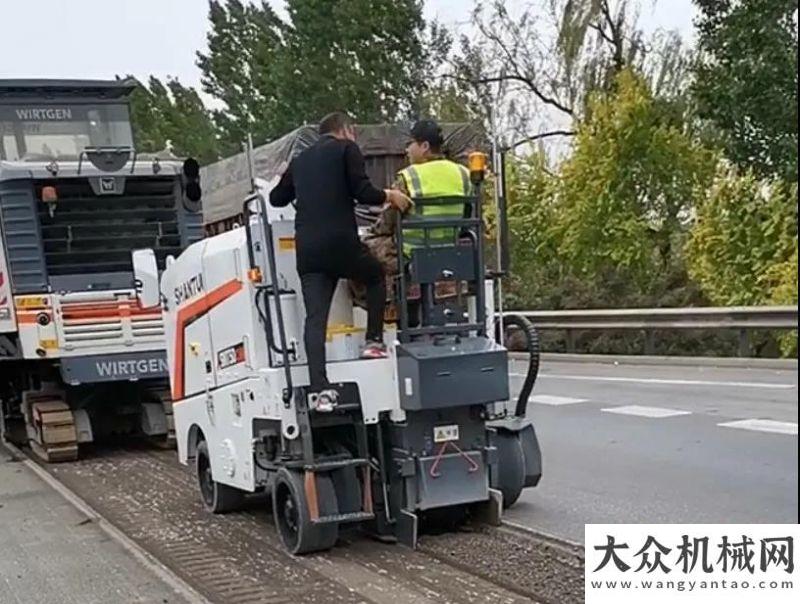 運(yùn)輸車來了路面銑刨：看山推“小鋼炮”征服“老司機(jī)”中集凌