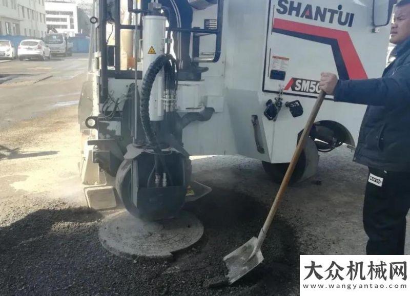 運(yùn)輸車來了路面銑刨：看山推“小鋼炮”征服“老司機(jī)”中集凌